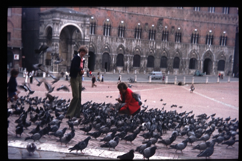 30.Siena jul 1977 Mama,Brigitte.JPG